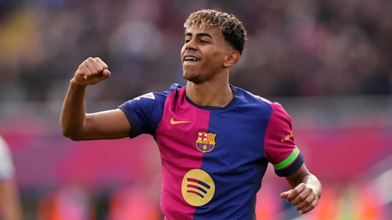 Lamine Yamal liên tục khuấy đảo hàng thủ Dortmund